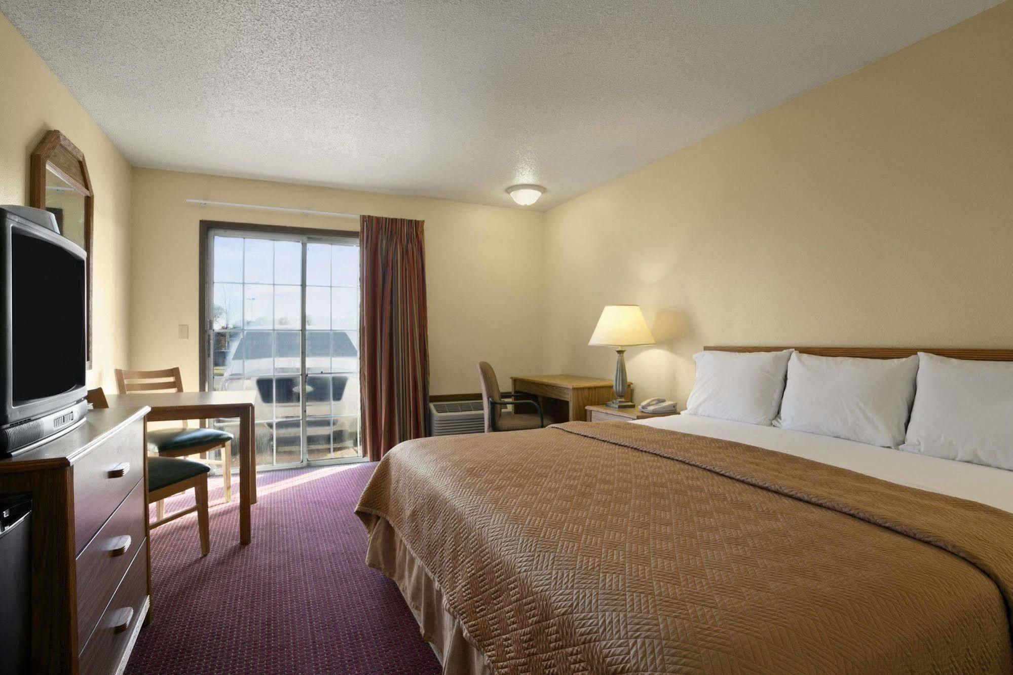 Travelodge Inn & Suites By Wyndham Muscatine Esterno foto