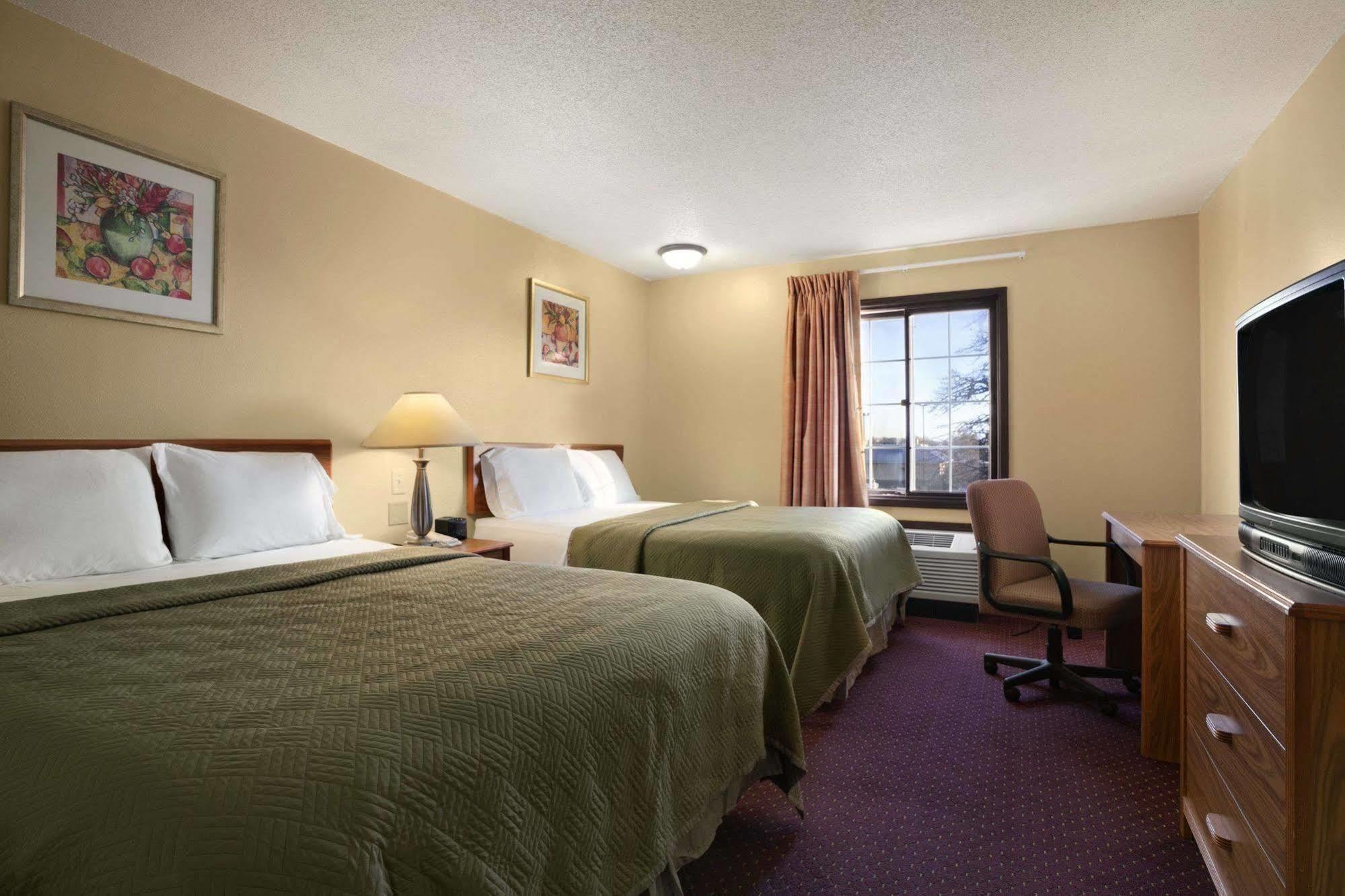 Travelodge Inn & Suites By Wyndham Muscatine Esterno foto
