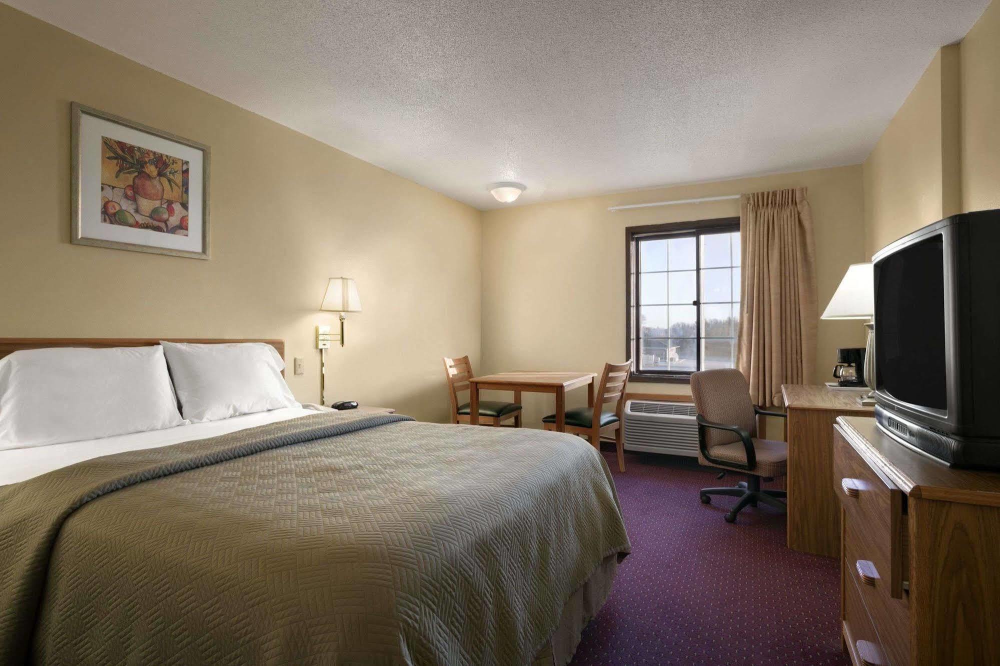 Travelodge Inn & Suites By Wyndham Muscatine Esterno foto