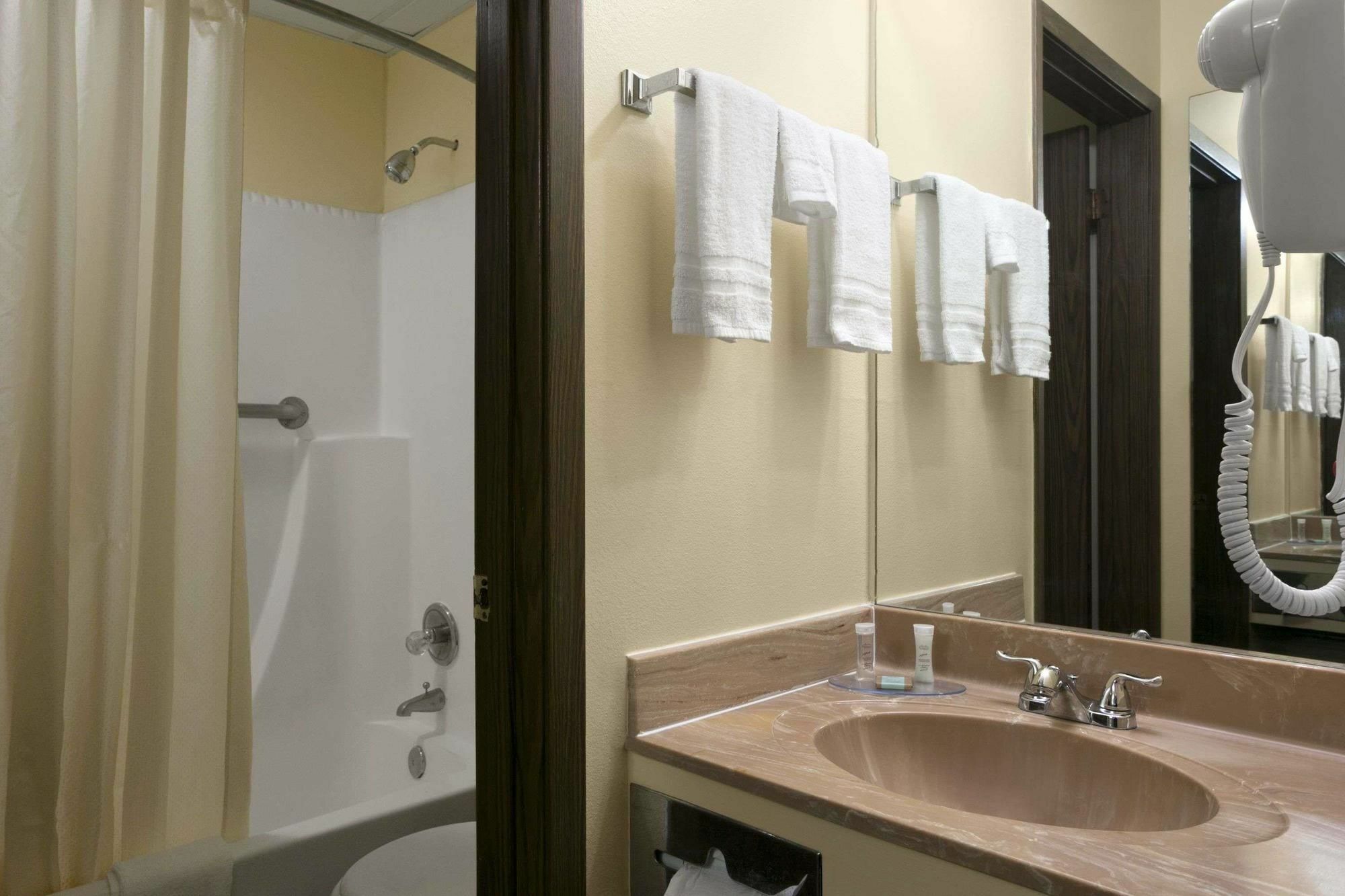 Travelodge Inn & Suites By Wyndham Muscatine Esterno foto